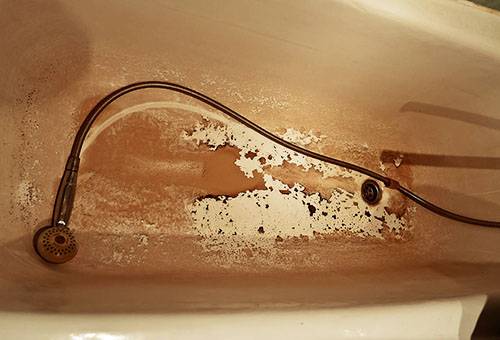 Dirty bath after rusty water