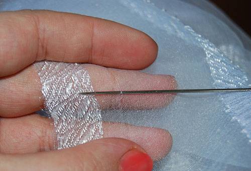 Preparing tulle for edge trimming