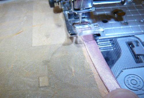 Edging a tulle edge with an oblique trim