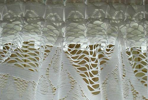 Processing the top edge of the tulle curtain