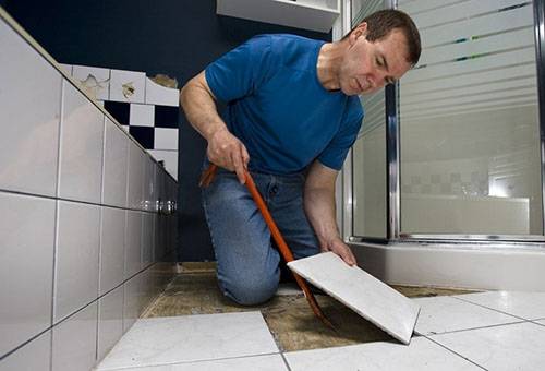 Dismantling tiles in the bathroom