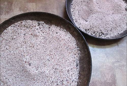 Annealing a cast iron pan with salt