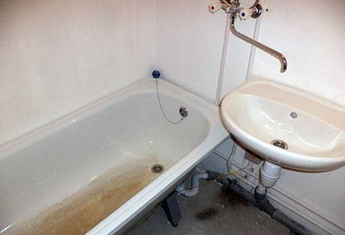 Cast iron bath with a touch of rust