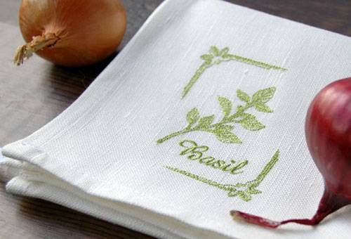Balti izšūti virtuves dvieļi