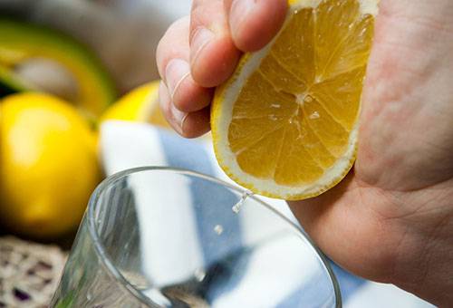 Squeezing lemon juice