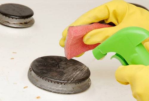 Cleaning the enameled gas stove