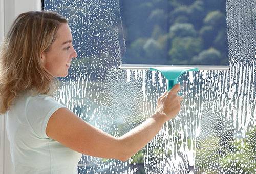 Washing glasses with a special tool