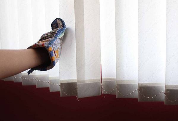 Cleaning vertical blinds