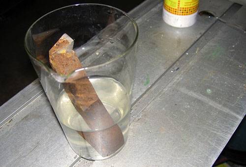 Cleaning metal parts from rust