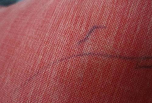 The trace of the handle on the fabric