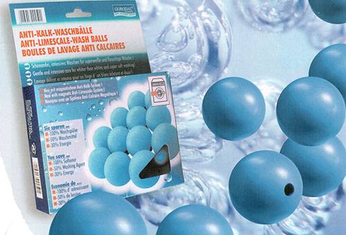 Magnetic balls for washing