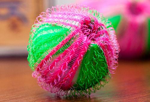 Ball removing spools for washing clothes