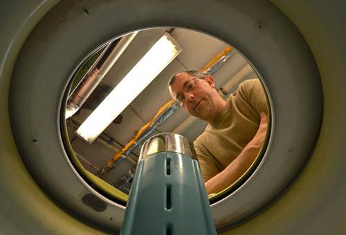 Master inspects the washing machine