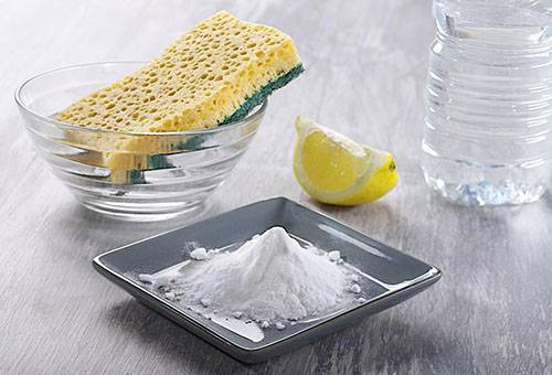Soda, citrons un sūklis tīrīšanai