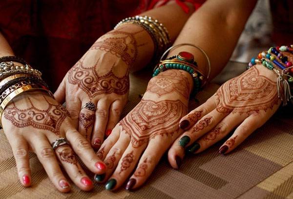 Mehendi sieviešu rokās