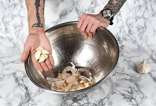 Peeling fresh garlic