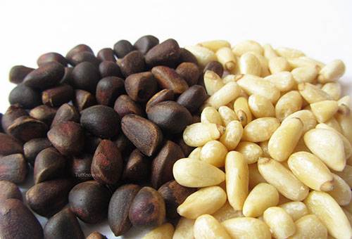 Peeled and unpeeled pine nuts