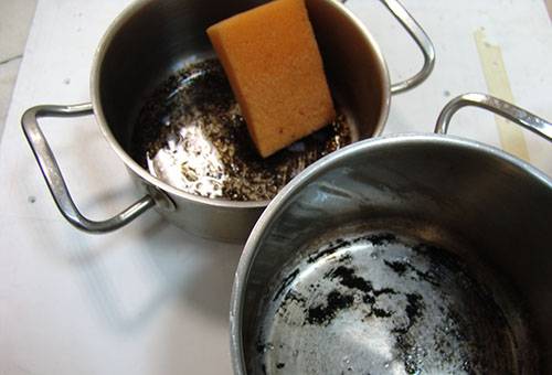 Cleaning aluminum cookware from carbon deposits