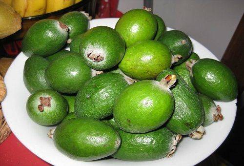 feijoa uz šķīvja