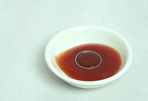 Cleaning the copper ring with ketchup