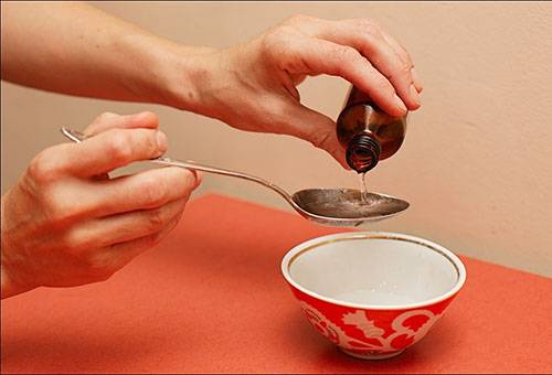 Preparation of a solution for removing paint from clothing