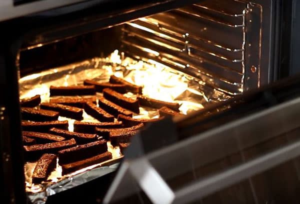 Oven brown bread crackers