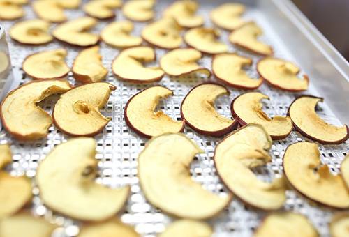 Drying apples