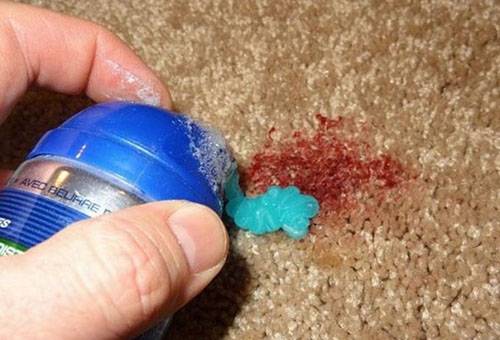 Plastilīna traipu izšķīdina ar skūšanās želeju