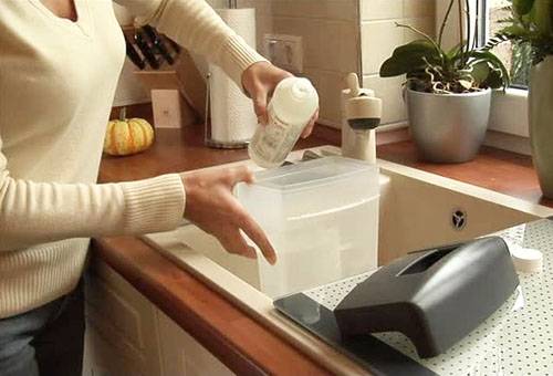 Filling the washing vacuum cleaner tank