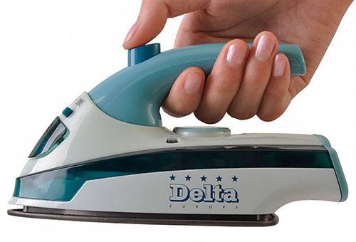 Compact travel iron