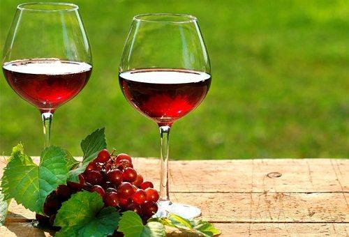 red wine in glasses