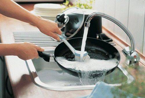 washing the pan in the sink