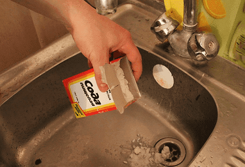 cleaning the sink with soda