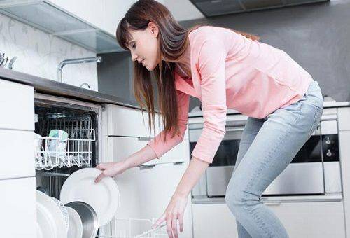 girl at the dishwasher