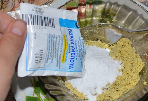 Preparation of poison for cockroaches with boric acid