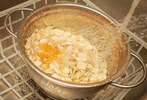 Preparing pumpkin seeds for drying