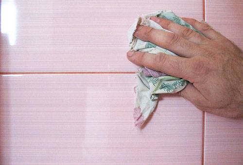 Wipe tiles from limescale