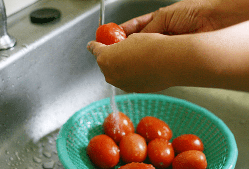 peeling tomatoes