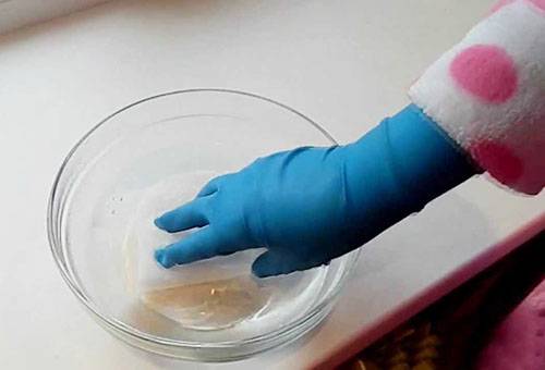 Plastmasas palodzes tīrīšana no dzeltenuma
