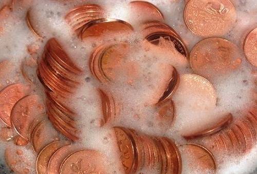 bronzas monētas šķīdumā