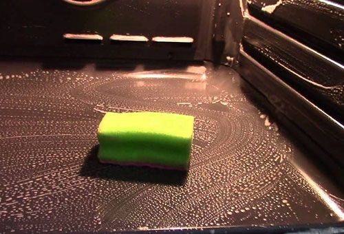 cleaning a baking sheet with a soda solution