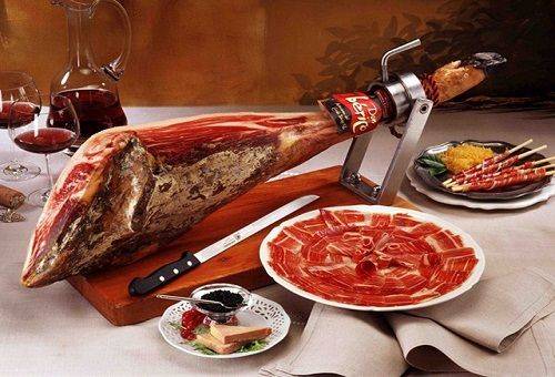 sasmalcinātu jamonu uz šķīvja