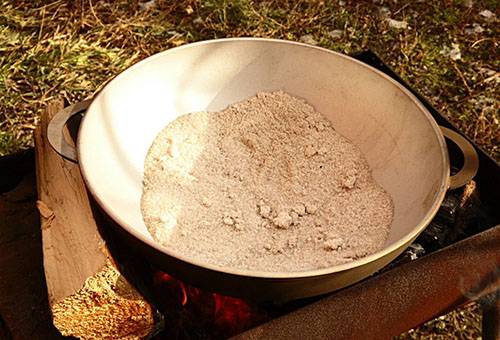 Calcination of aluminum cauldron with salt