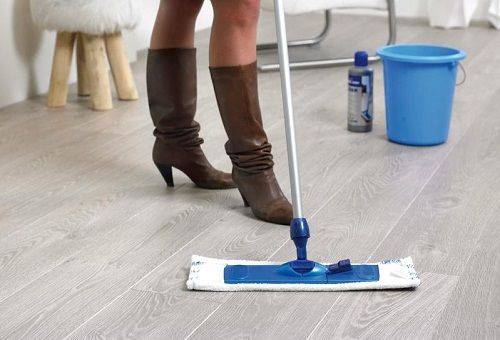 girl washes the floor