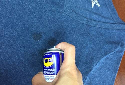 Veco tauku traipu noņemšana ar WD-40 atšķaidītāju