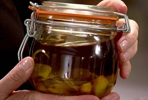 Storing garlic in oil
