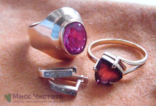 Cleaning jewels with stones