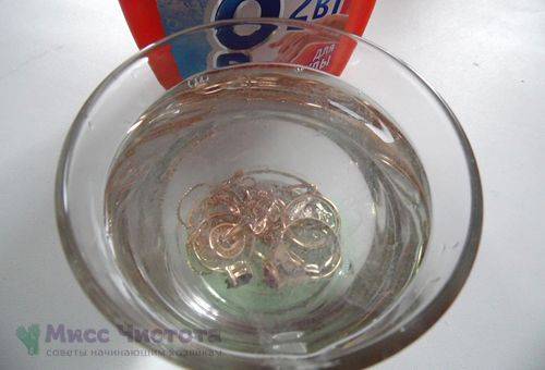 Cleaning with dishwashing detergent