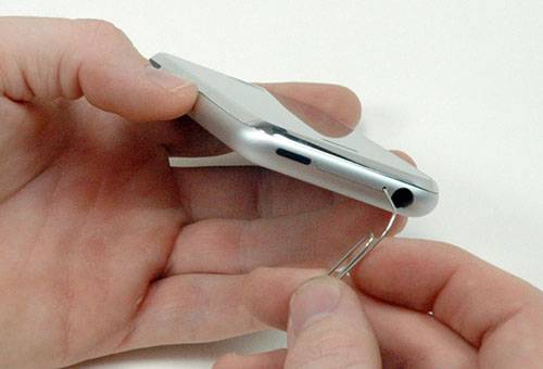 SIM kartes noņemšana no iPhone, izmantojot saspraudi