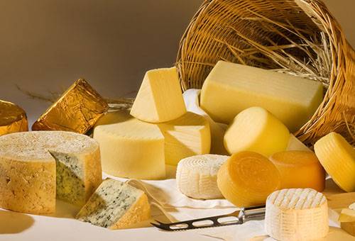 Different varieties of cheese